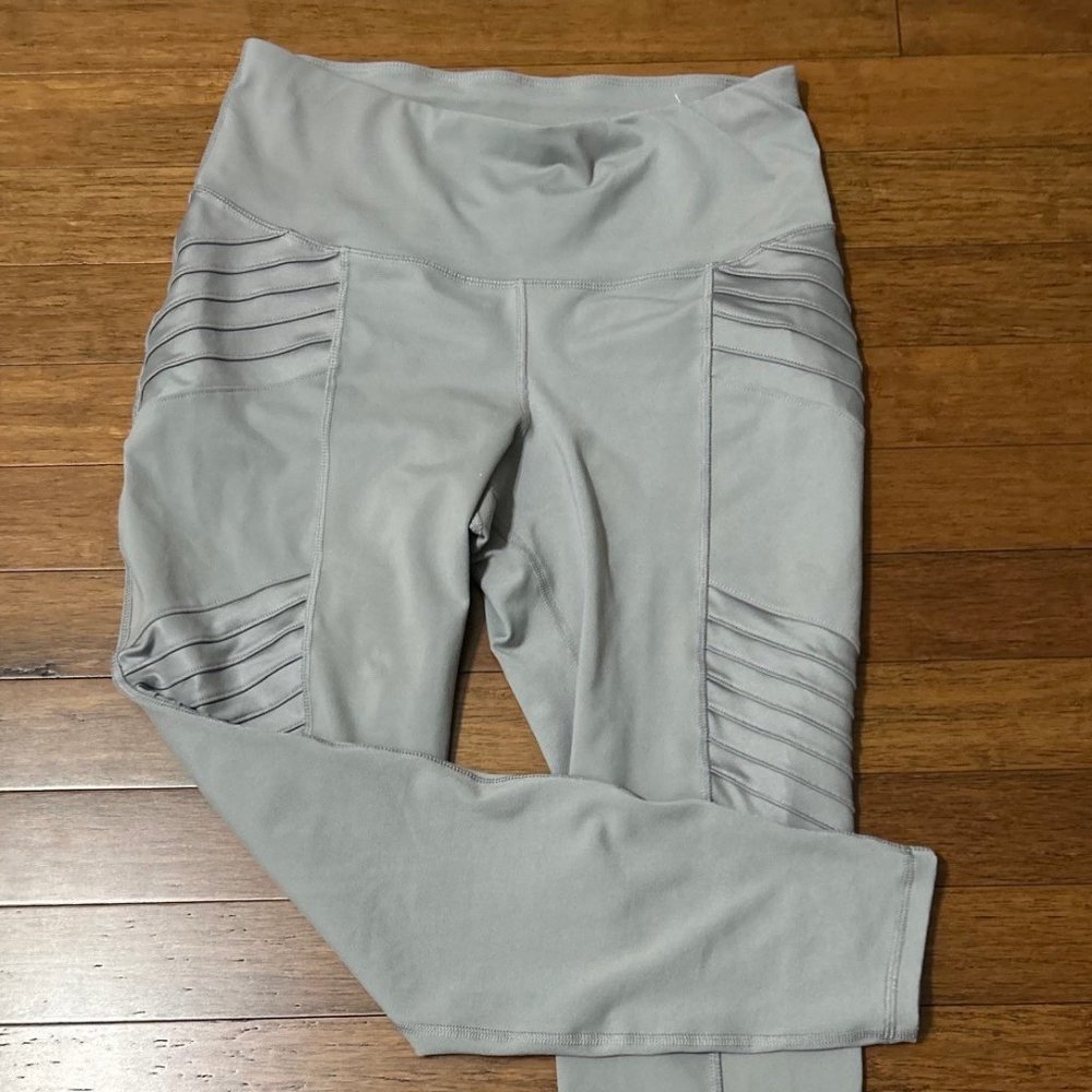 Old Navy Go-Dry Leggings. Size: L. Like New